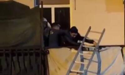 При тушении пожара в Ялте житель с балкона оттолкнул лестницу, установленную спасателями ​ - argumenti.ru - Ялта