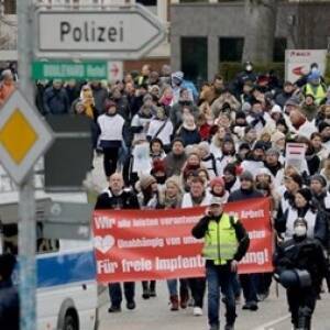 В Германии тысячи человек вышли на протесты против антиковидных мер