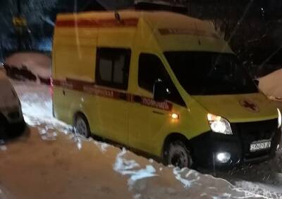 Сразу в трех дворах Рязани в снегу застряли автомобили скорой помощи