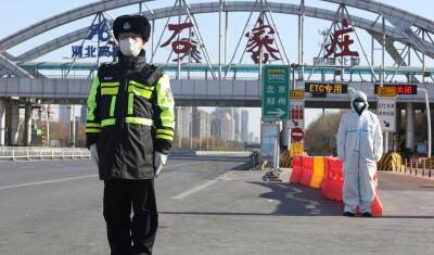 Жителей китайского города Аньян посадили на карантин из-за двух случаев "Омикрона"