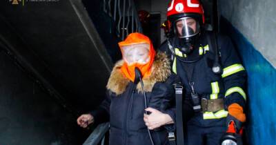 Во Львове пожарные спасли троих людей, попавших в огненную ловушку