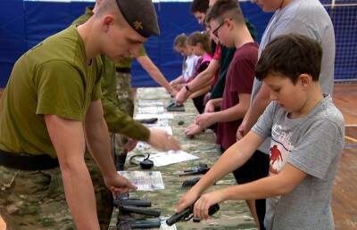 Стрельба, борьба и работа с оружием: чему учат детей в военно-патриотический клубах в Беларуси?
