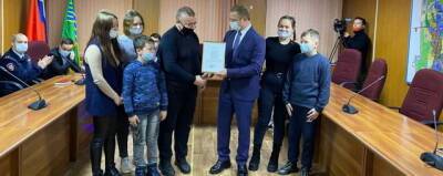 Глава Электрогорска вручил многодетной семье сертификат на покупку жилья