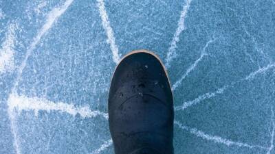 Школьник провалился под лед в Красноярске во время игры