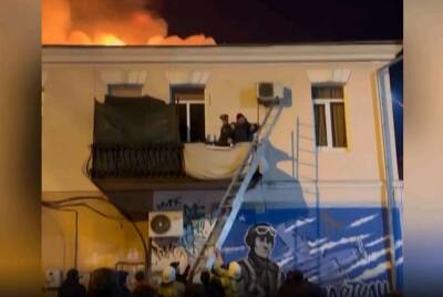 Жилец горевшего дома в Ялте пытался помешать пожарным спасти его