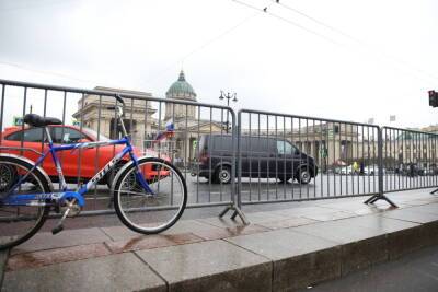 «Это профанация безопасности»: петербуржцы просят убрать с улиц все ограждения