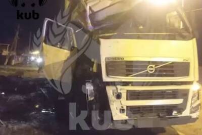 На Кубани грузовик разрушил забор и снёс частный гараж