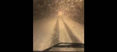 Гости из Финляндии застряли в снегу на дороге в Карелии