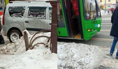 Автобус въехал в машину на улице Республики в Тюмени