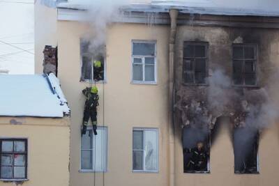 В центре Петербурга горит историческое здание