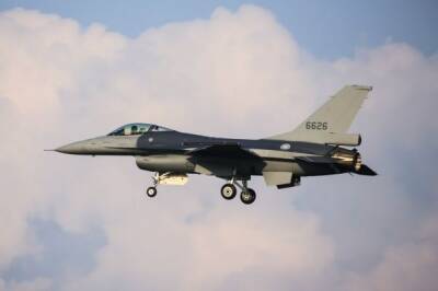 Истребитель тайваньских ВВС F-16V пропал с радаров в воздушном пространстве острова