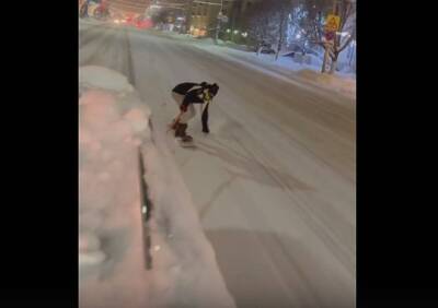 Полиция поймала экстремала, прокатившегося на сноуборде по центральным улицам Рязани