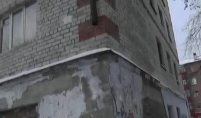 Дети пожаловались на разрушающийся дом по улице Карла Маркса в Тюмени