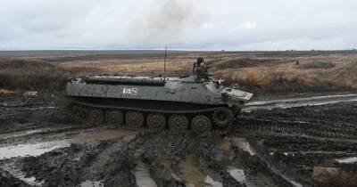 Россия стягивает военную технику к границе с Украиной, — NYT