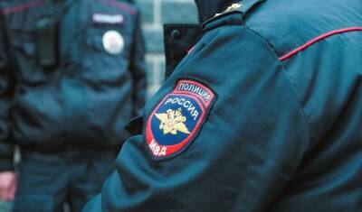 Полицейского в Петербурге наказали за кражу денег с карточки мигранта