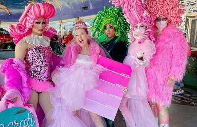 Женщина в Лас-Вегасе вышла замуж за розовый цвет