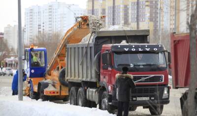 Коммунальщики вывозят по 28 000 тонн снега с тюменских дорог и ждут еще один снегопад
