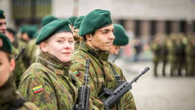 Решение о призыве в армию Литвы девушек должно принять общество, политики – советник президента