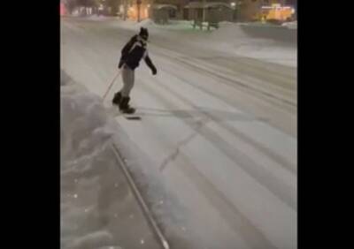 Экстремала, проехавшего на сноуборде по центральным улицам Рязани, не станут наказывать
