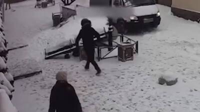 Киоск рухнул на мужчину в Подольске