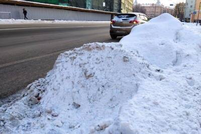Водители пожаловались на огромные сугробы, закрывающие обзор на петербургских дорогах
