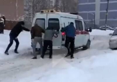 На улице Новоселов засняли, как рязанцы выталкивают застрявшие в снегу легковушку и «скорую»