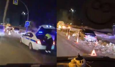 В Тюмени на улице Харьковской две машины влетели в сугроб из-за аварии