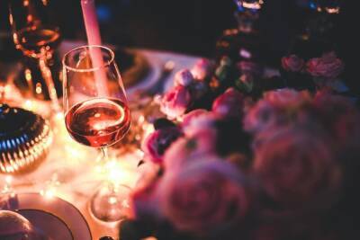 Бокал вина за ужином повышает риск развития двух видов рака