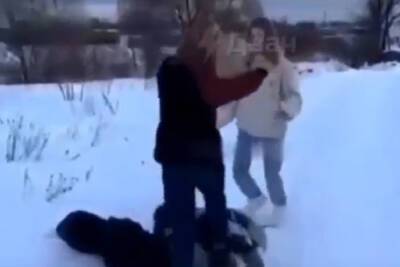 Появилось видео, как в Тверской области девочки избивали одноклассницу