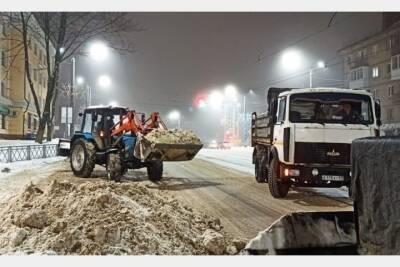 Упавший на улицы снег в Смоленске сгребают 59 единиц транспорта