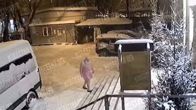 Опубликовано видео нападения мужчины в платье на храм в Москве