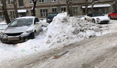В Тюмени рабочие засыпали снегом автомобиль Honda. Владелец не успел убрать машину