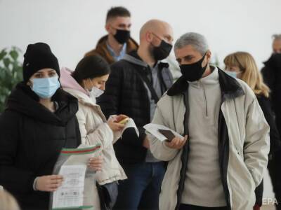 В Украине с 31 января останутся без зарплаты невакцинированные от коронавируса медики и коммунальщики