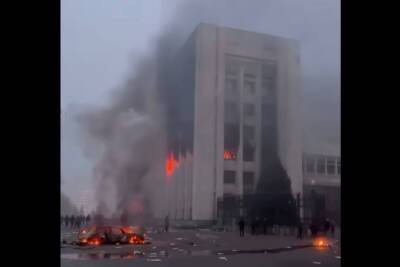 Хотели сжечь курсантов: показаны новые подробности захвата акимата в Алма-Ате