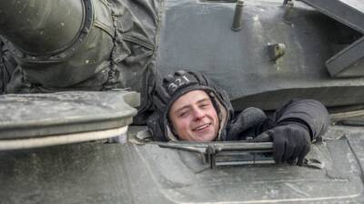 Военнослужащие ЗВО вышли на учения одновременно в четырех регионах России