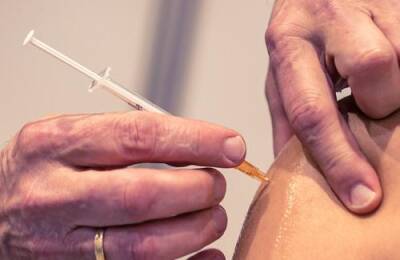 Представитель EMA Кавалери заявил, что вакцинация хорошо защищает от госпитализации при заражении «омикроном»
