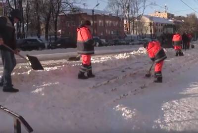 В Смоленске продолжается комплексная уборка снега