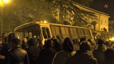 Беспрецедентно для Абхазии: задержанные за митинг остались под стражей