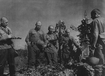 Каких погибших советских солдат хоронили в отдельных могилах - Русская семерка