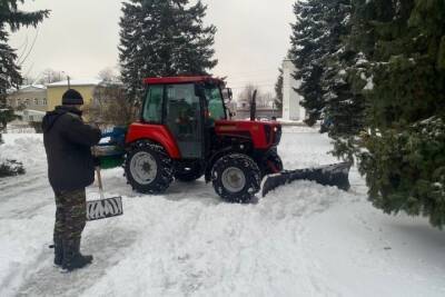 В Курске снег на общественных пространствах ликвидировали 10 единиц техники