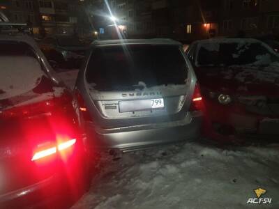 В Новосибирске пьяный водитель на Subaru разбил семь машин во дворе