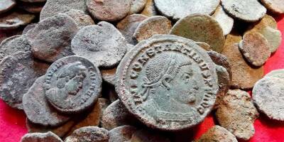 Уникальный клад древнеримских монет отрыл голодный барсук в Испании (фото)