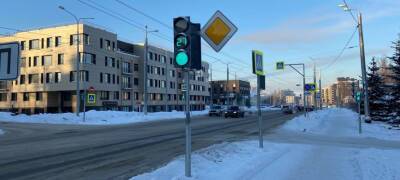 Светофор, из-за которого возникли «пробки» в центре Петрозаводска, отрегулировали, но не совсем