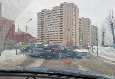 В Новосибирске тройное ДТП полностью заблокировало проезд в Первомайском районе