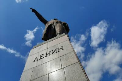 Мэрия Саратова снова требует снять с памятника Ленину приколоченную табличку