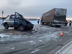 Ритуальный фургон и грузовик попали в смертельное ДТП под Иркутском
