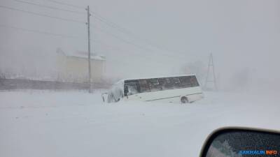 Сахалинский рейсовый автобус столкнулся с метелью и увяз в кювете