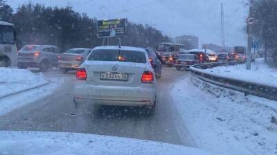 В снегопад на воронежских дорогах образовались многокилометровые пробки