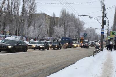 Второй по величине город России встал в пробках: фуры шлифуют лед, машины еле движутся