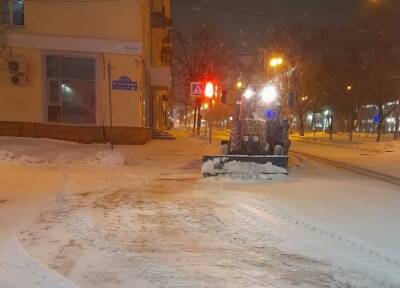 Прошедшей ночью Ульяновск от снега очищали 98 спецмашин